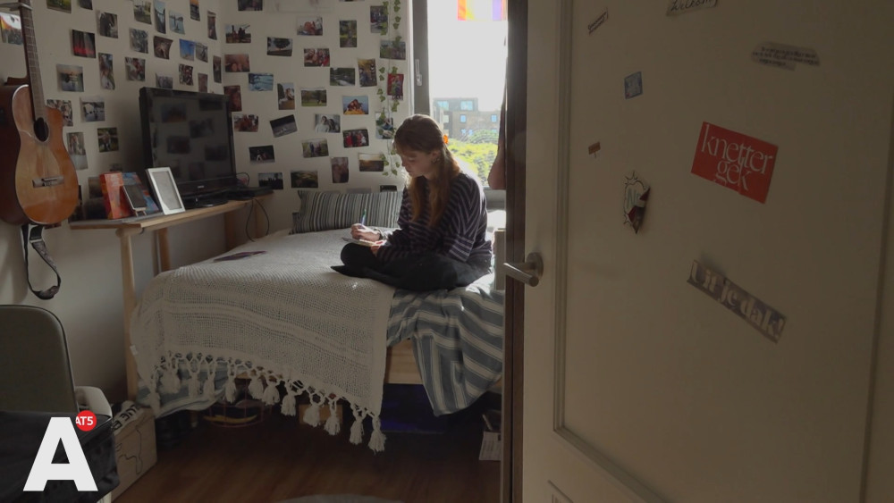 Zoë (16) writes poetry collection about school struggles: "How do you explain this to people?"
