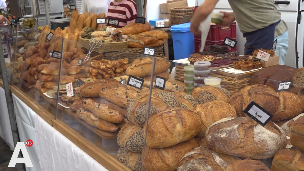 22-euro bread at Noordermarkt is 'a lifestyle': "Me and my bread, selfie, done"