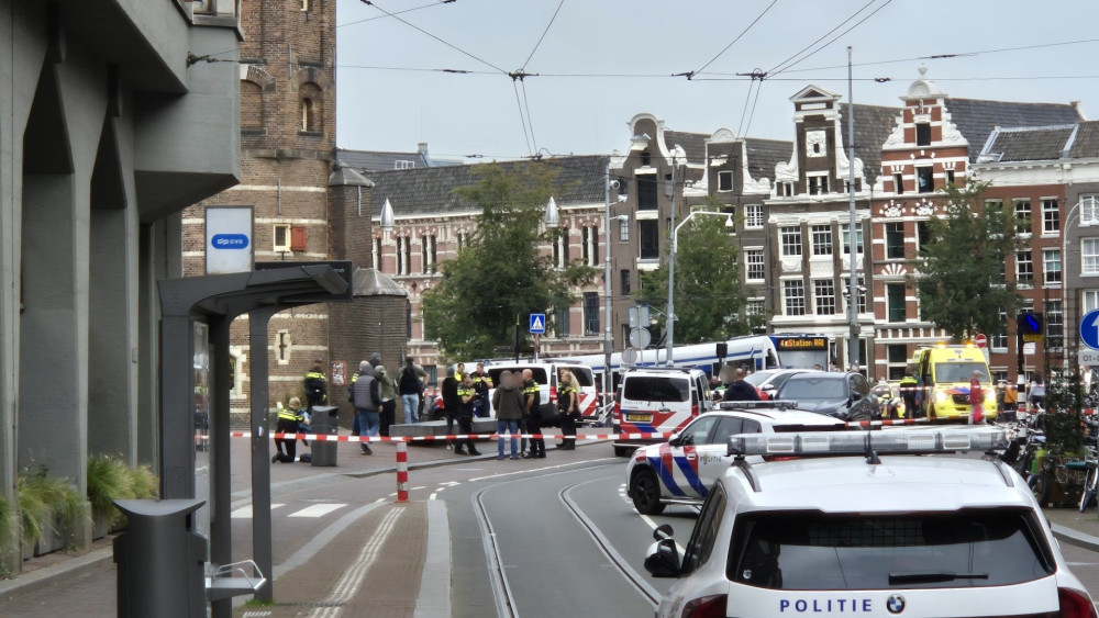 Arrest team detains confused man at Muntplein in Amsterdam