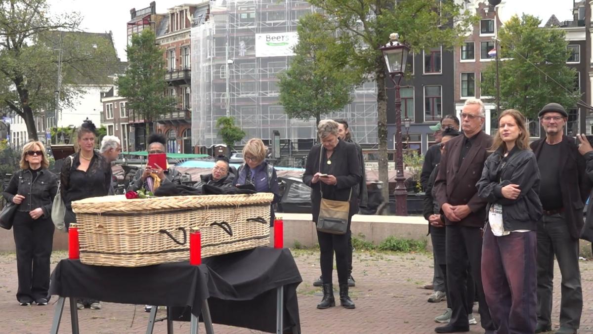 Bewoners Amsterdam-Noord organiseren rouwstoet naar de Stopera: 