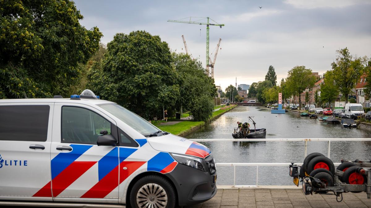 Politie zoekt in water naar mogelijk bewijs in zaak dodelijke steekpartij Amsterdam-Oost