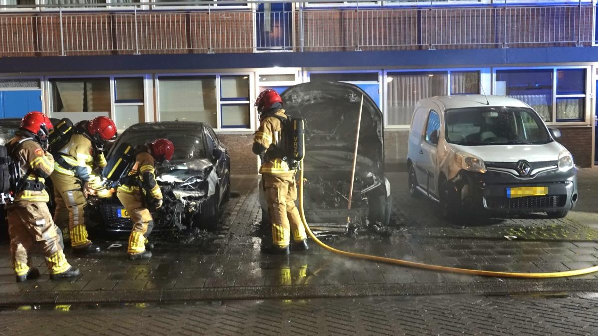 Meerdere auto's zwaar beschadigd geraakt door vlammenzee in Zaandam