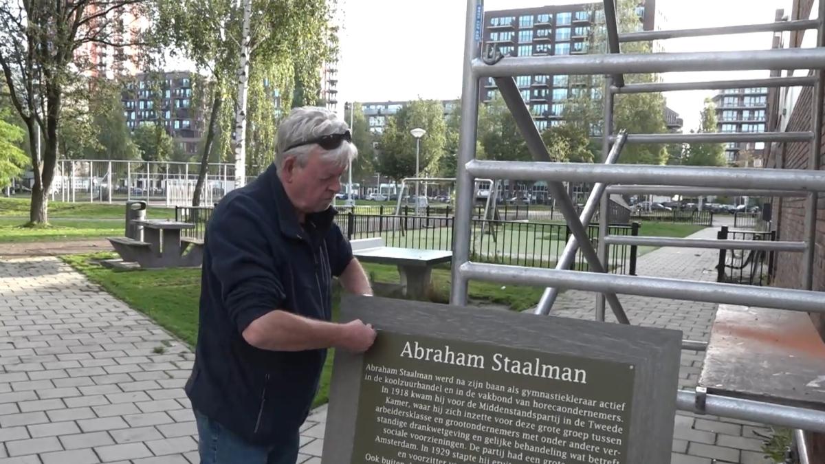 Al 12,5 jaar vind je in Amsterdamse straten een historische les én gezicht: 