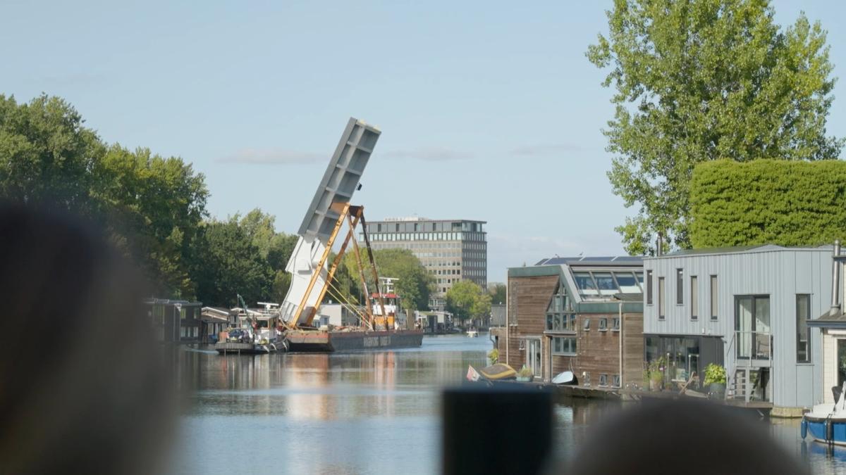 Gigantisch brugdeel wordt uit het water gehesen bij de Schinkel