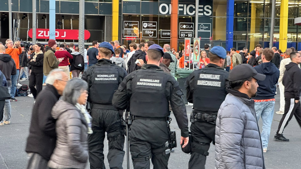 Remarkable: Marechaussee joins riot police around Netherlands-Germany match