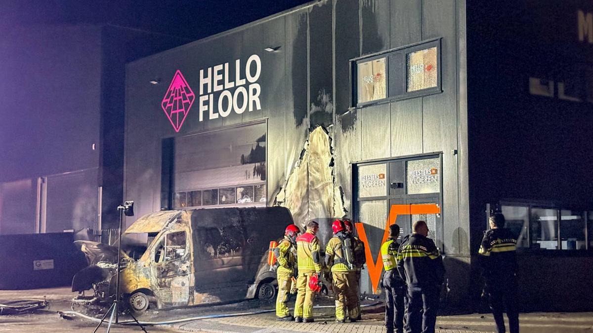 Brand in bestelbus slaat over naar bedrijfspand in Purmerend