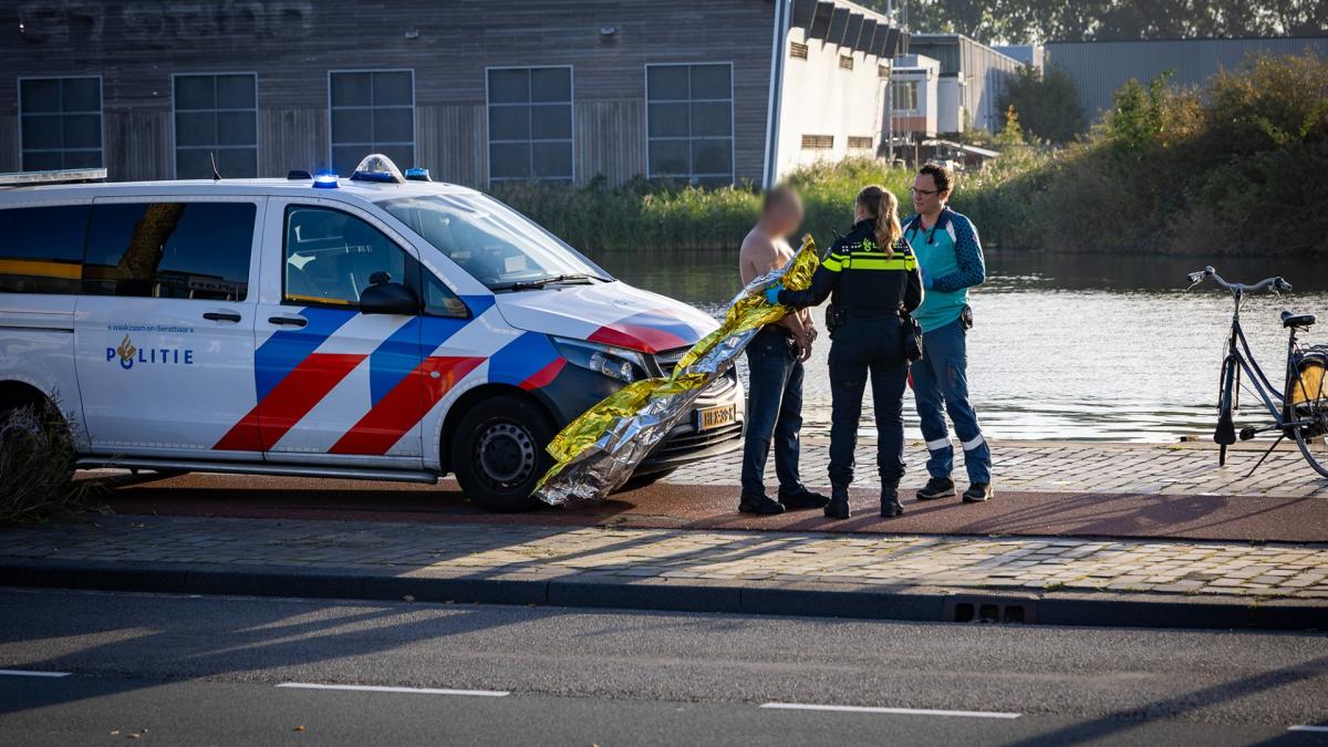 Dronkenlap valt mensen lastig, valt in water en wordt aangehouden