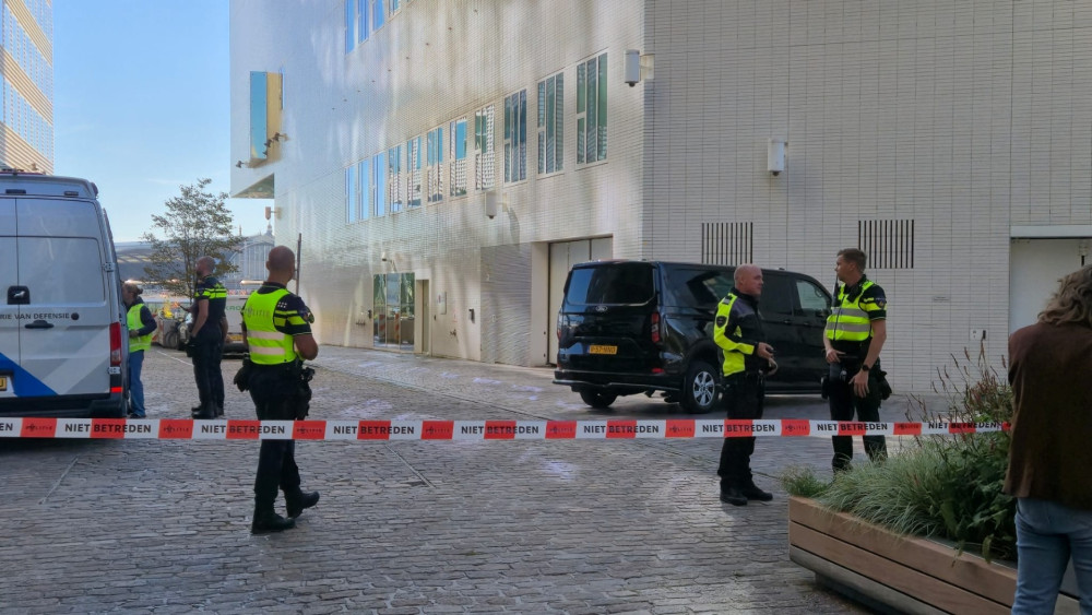 Suspicious package at Public Prosecution Service building in Amsterdam, bomb squad on site