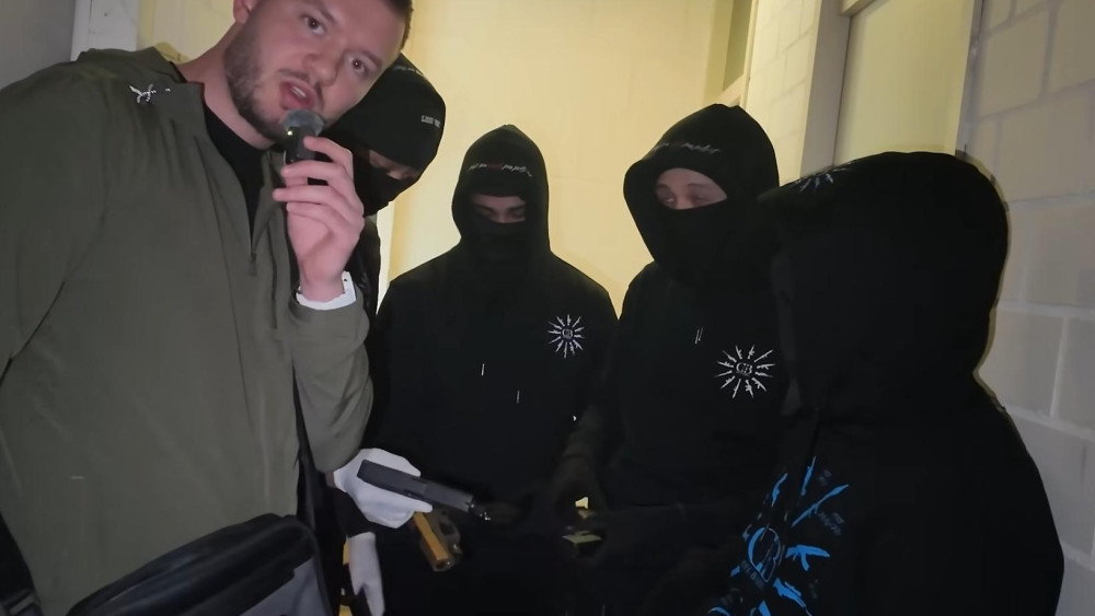 Police investigate youths from Southeast who proudly showed weapons to German YouTuber