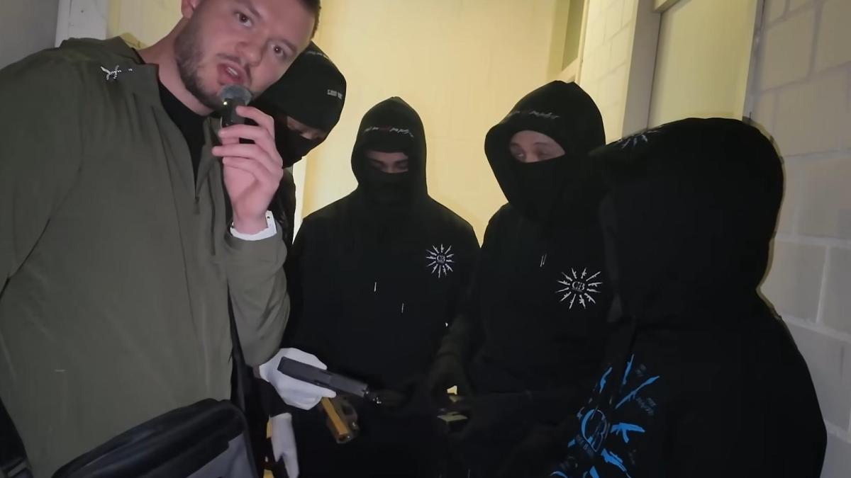 Politie doet onderzoek naar jongeren uit Amsterdam die trots wapens toonden aan YouTuber