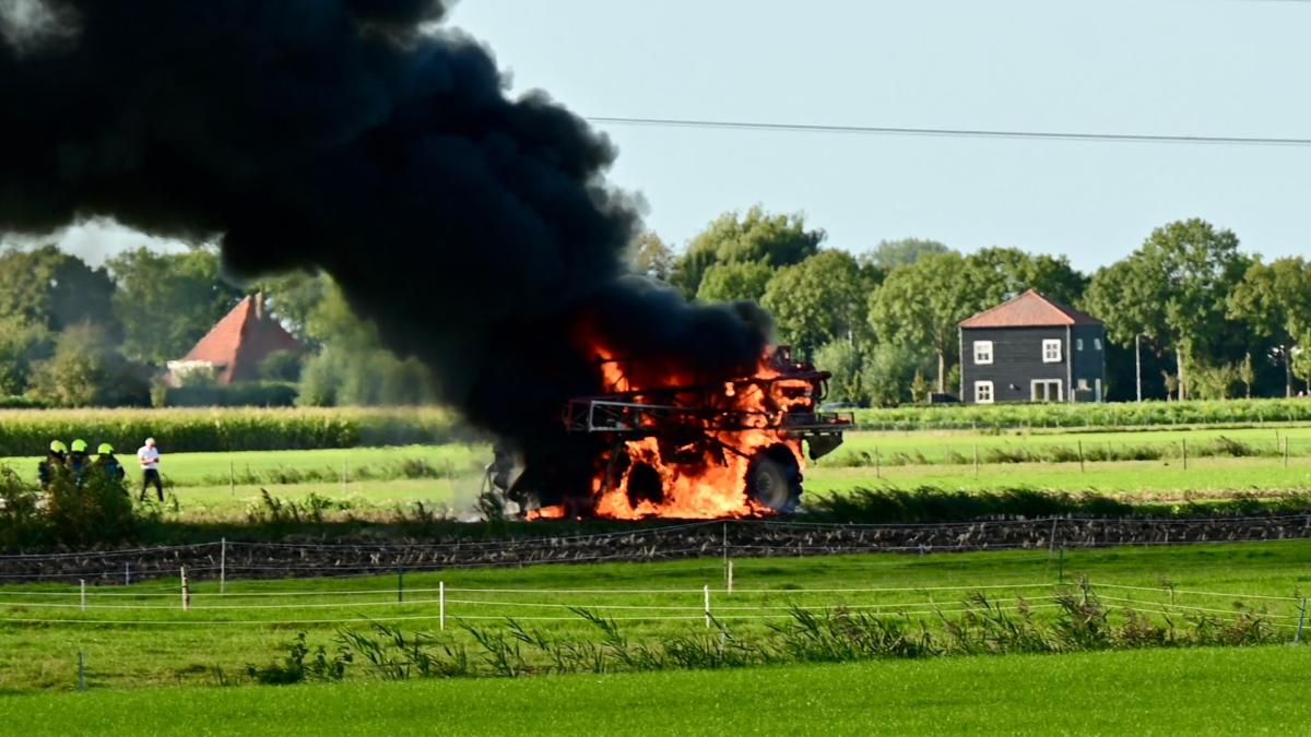 Landbouwvoertuig afgebrand in Berkhout