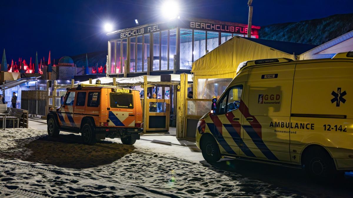 Persoon onwel bij strandfeest Bloemendaal aan Zee