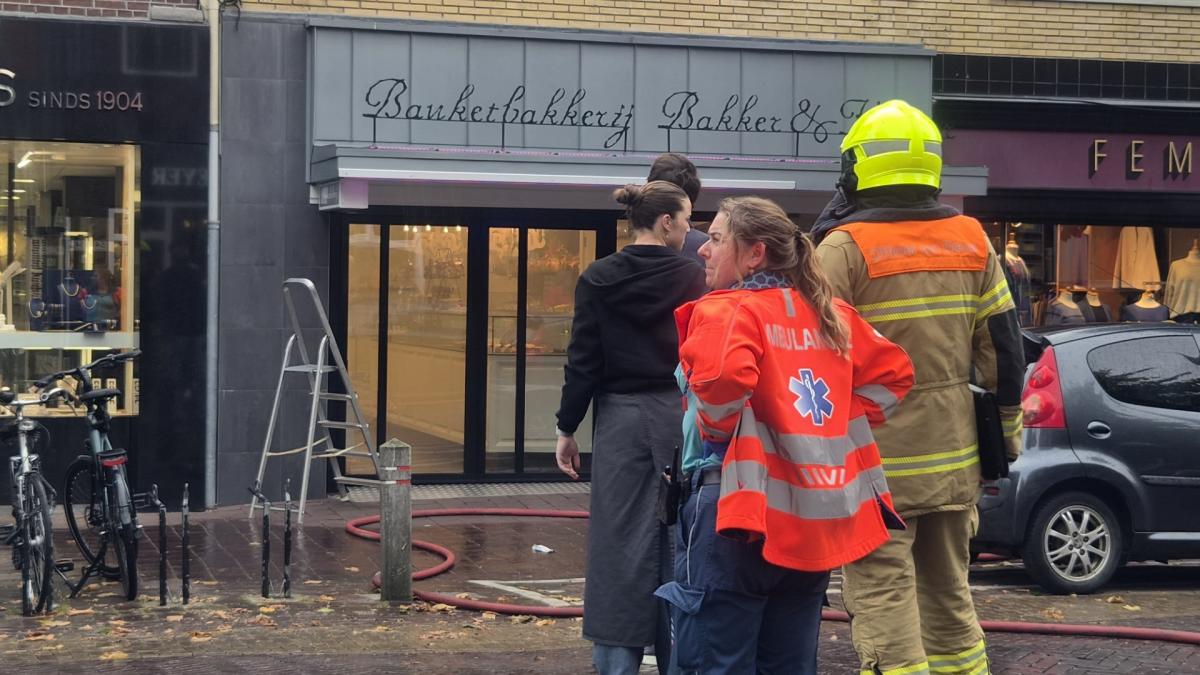 Veel rook en winkels ontruimd bij brand banketbakker Schagen