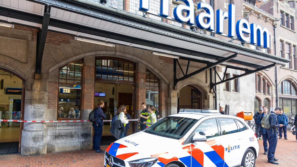 Haarlem station reopened after suitcases found, three people arrested