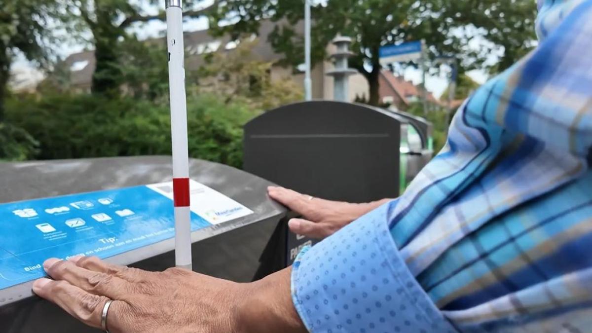 Blinde Gerard bedenkt braille voor afvalcontainers: 