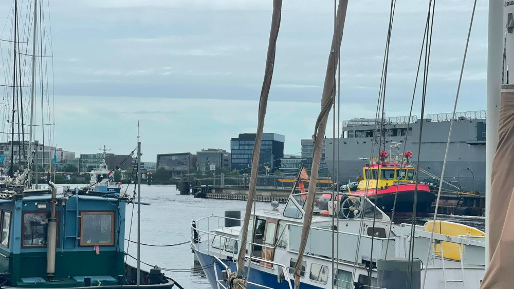 Fuel leaked into water possibly by navy vessel at NDSM wharf