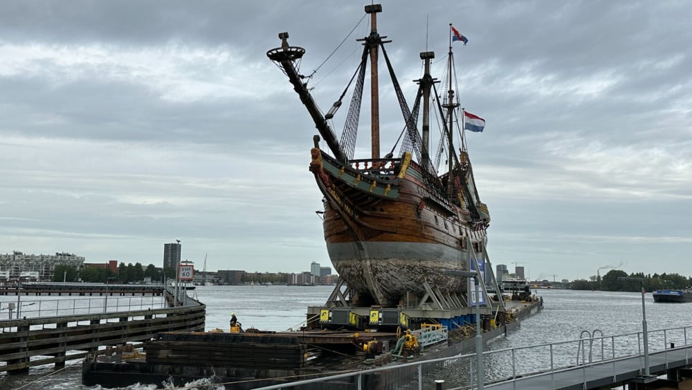 Huge 17th-century VOC ship Batavia sails through Amsterdam in 2026: "Wonderful"