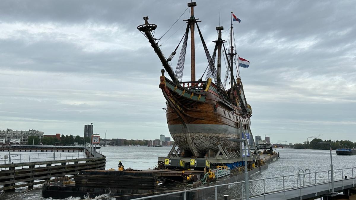 Enorm 17e-eeuws schip Batavia vaart door Amsterdam anno 2026: 