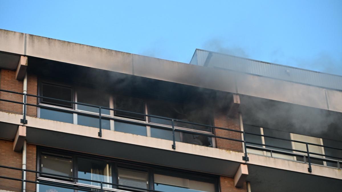 Grote brand op bovenste etage van flat in Alkmaar geblust: gebouw ontruimd