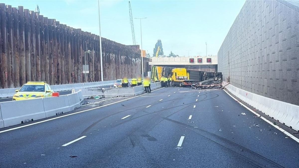 A9 bij Amstelveen richting Alkmaar tot morgenochtend dicht na ongeluk