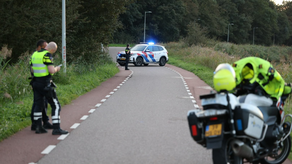 Car lands in canal in Amsterdam-Noord, bystanders jump into the water