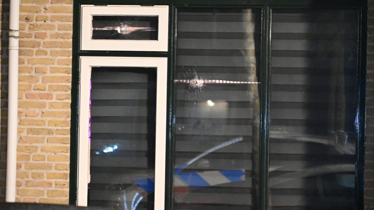 Woning in Alkmaar beschoten terwijl bewoners thuis zijn, daders vluchten op fatbike