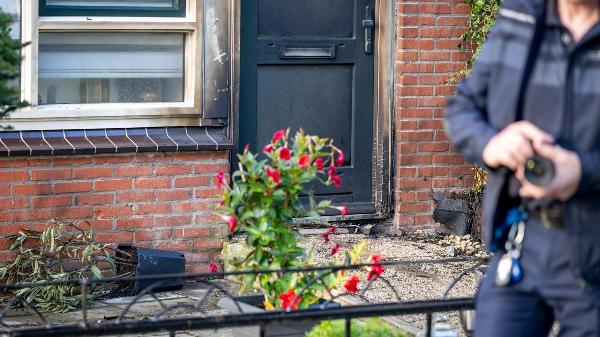 Raam en deur in brand na explosie bij woning Badhoevedorp, dader vlucht op fatbike