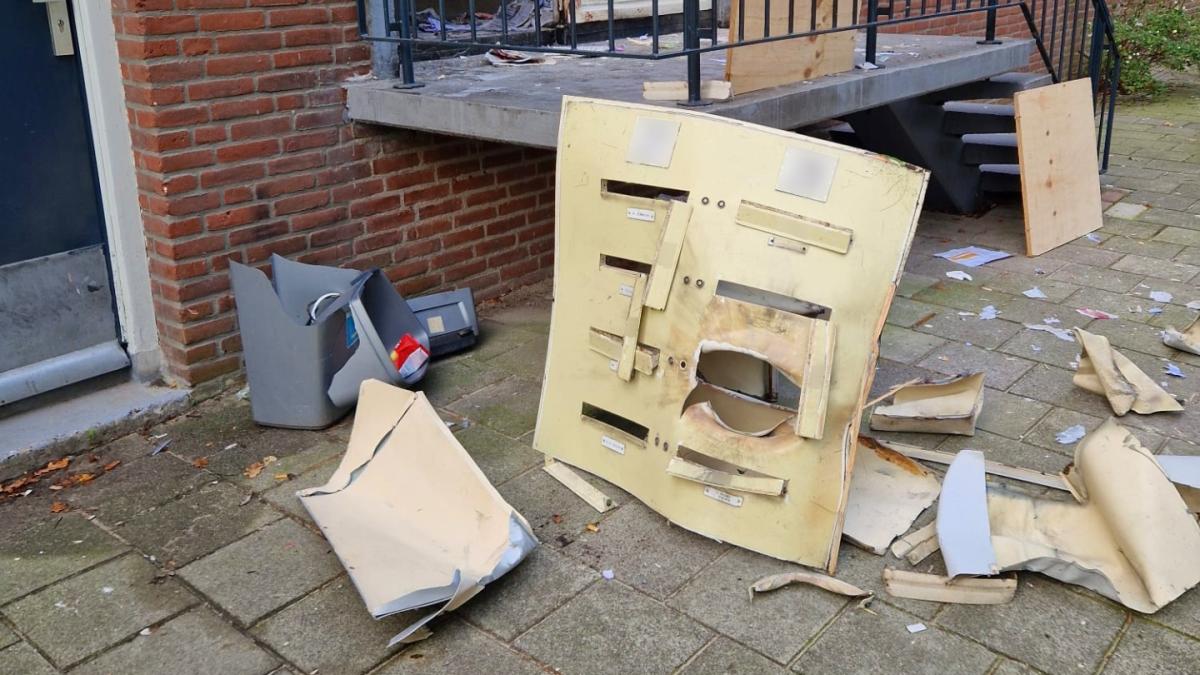 Opnieuw explosie bij portiekwoning in Amsterdam, brievenbuspaneel compleet weggeblazen