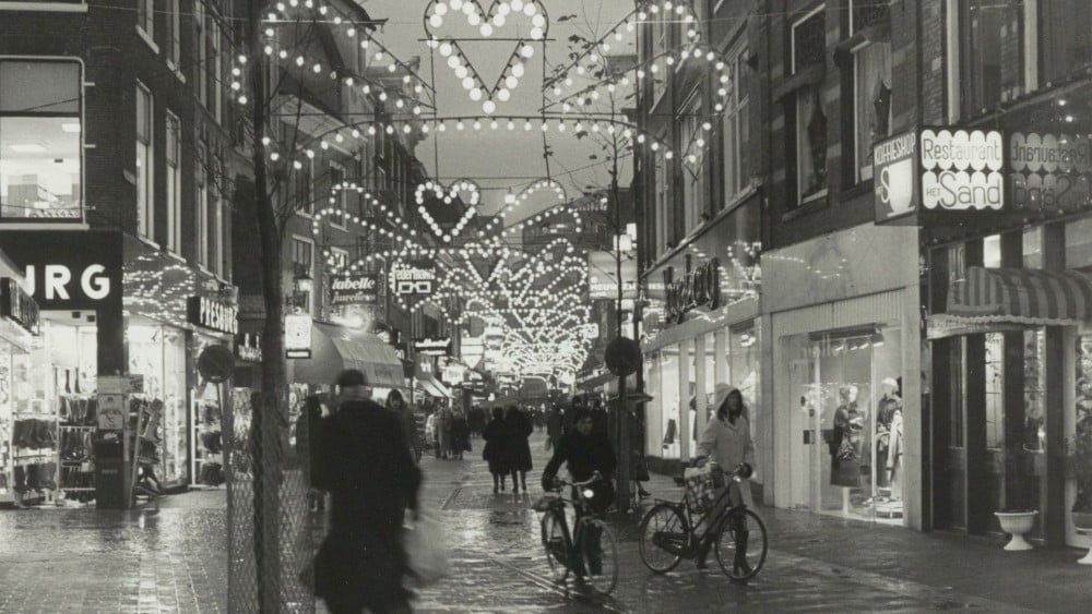 Haarlem gears up for the holidays already: lights are already up