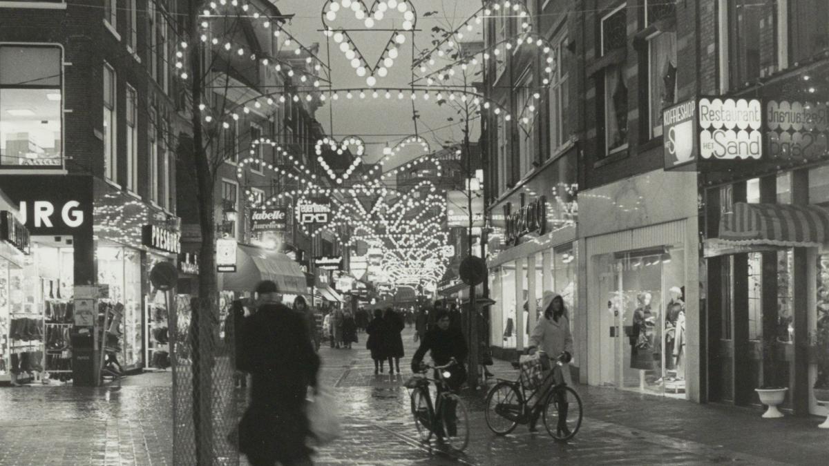 Haarlem maakt zich nu al op voor de feestdagen: de verlichting hangt alvast