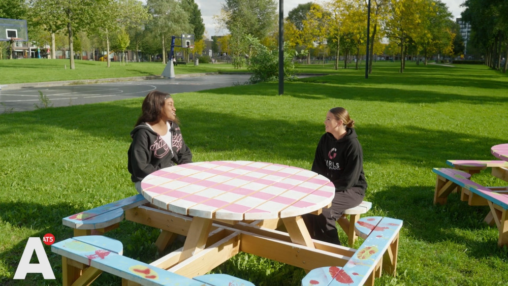 Hangout spot for girls in Theo van Gogh Park: Don't walk away, but claim the space