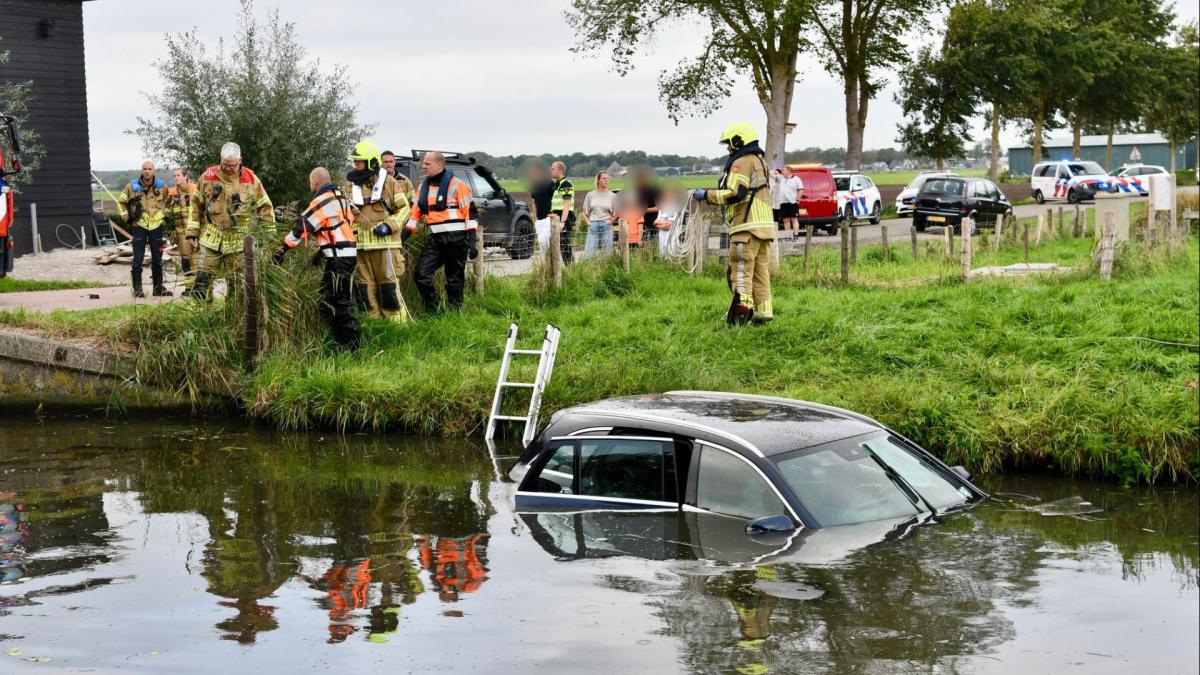 Auto belandt in water na botsing in Ursem