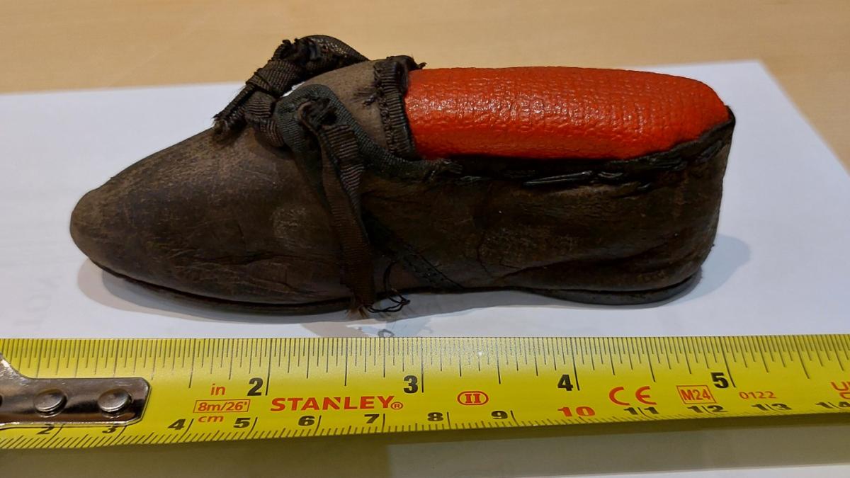 Schoentje van beroemde Zandvoortse dwerg duikt op in Engeland