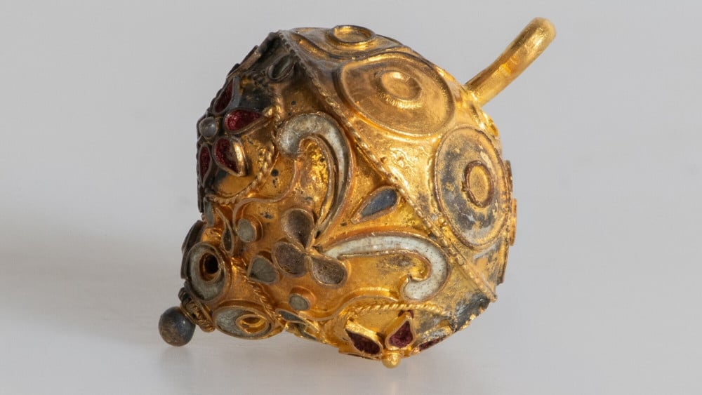 Investigation into dragon's blood in the gold buttons of the Palmwood Wreck?