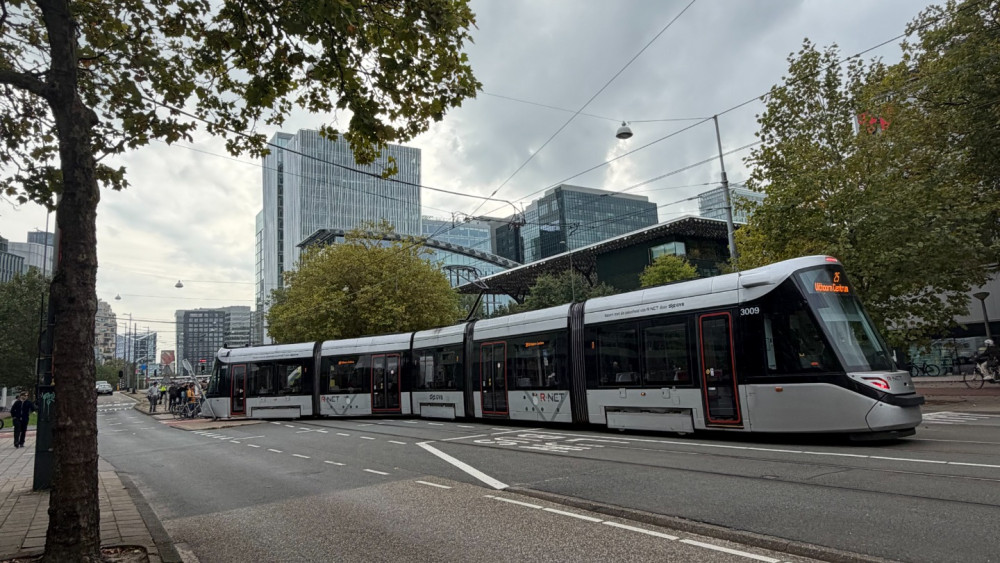 Tram derails after collision with van on Beethovenstraat: "Loud bang"