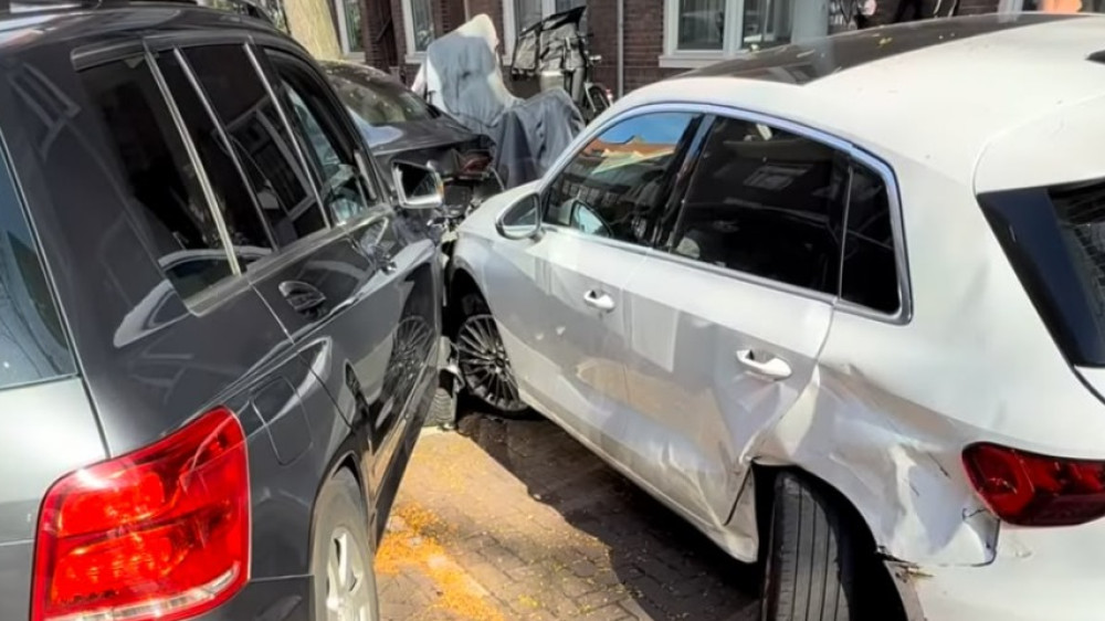 Motorist hits two parked cars in De Baarsjes and is arrested