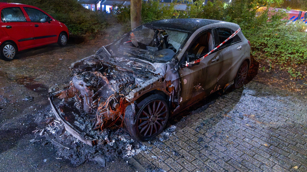Car burns out in parking lot in Hoofddorp