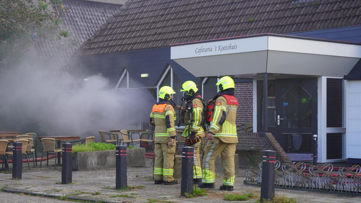 ?? Brand in cafetaria in complex in Oosterblokker, hele pand ontruimd • Autobranden in Hoofddorp en 