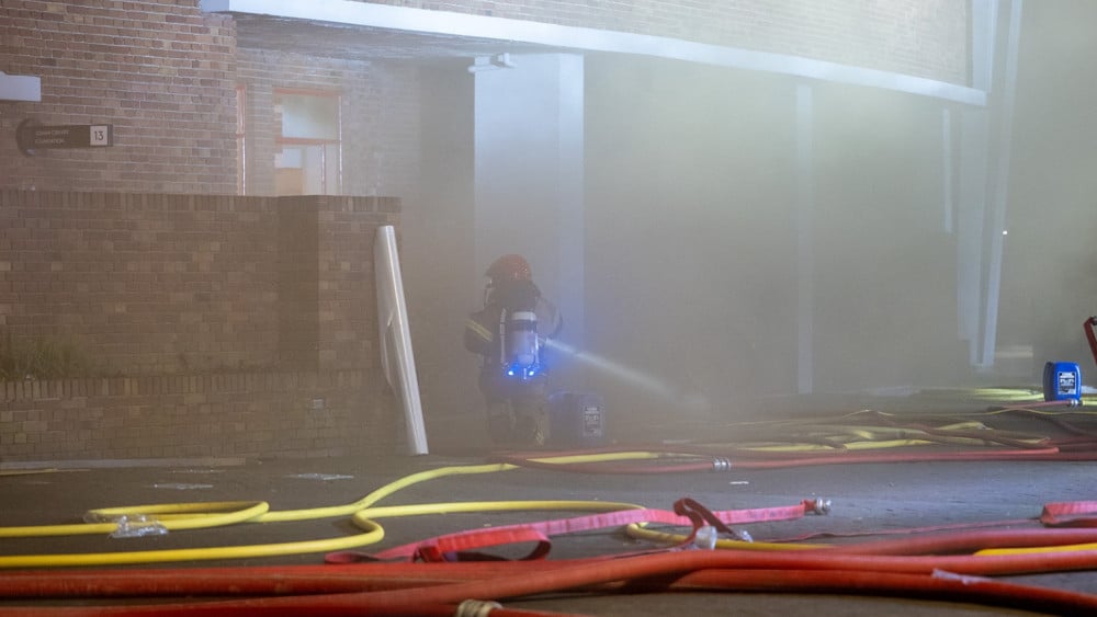 Dikke rook en veel stank: omwonenden opgeschrikt door brand onder Olympisch Stadion