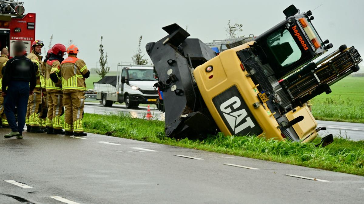 Graafmachine gekanteld in berm, N247 bij Oosthuizen voorlopig gestremd