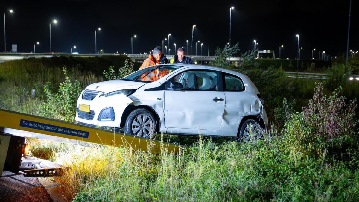 ?? Politie doet mogelijke drugsvondst na ongeval op A9 bij Badhoevedorp • Kat in Amsterdam valt mete