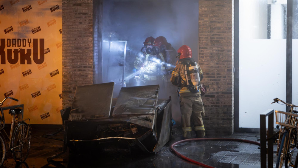 Significant damage to restaurant on Jan van Galenstraat after major fire, residents evacuated
