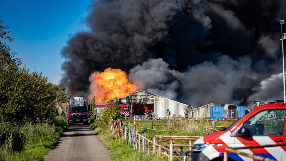 Grote brand Aalsmeer onder controle, vijf huizen ontruimd