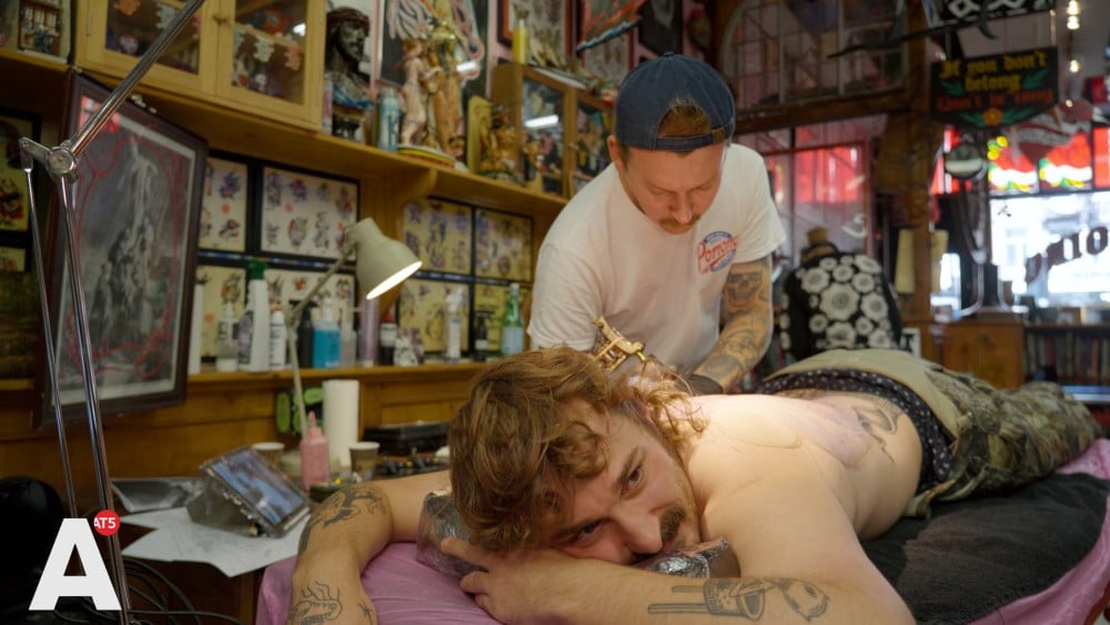 Henk Schiffmacher's team tattoos Rembrandt on Bo's back: "The perfect back"