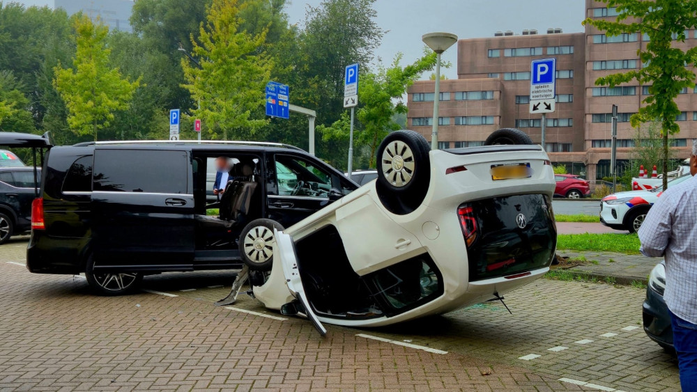 Car veers off road and flips over in Bos en Lommer