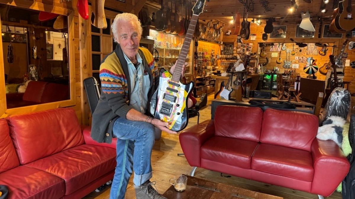 Na dertig jaar stopt Robbert (75) met iconische gitaarwinkel in Hilversum