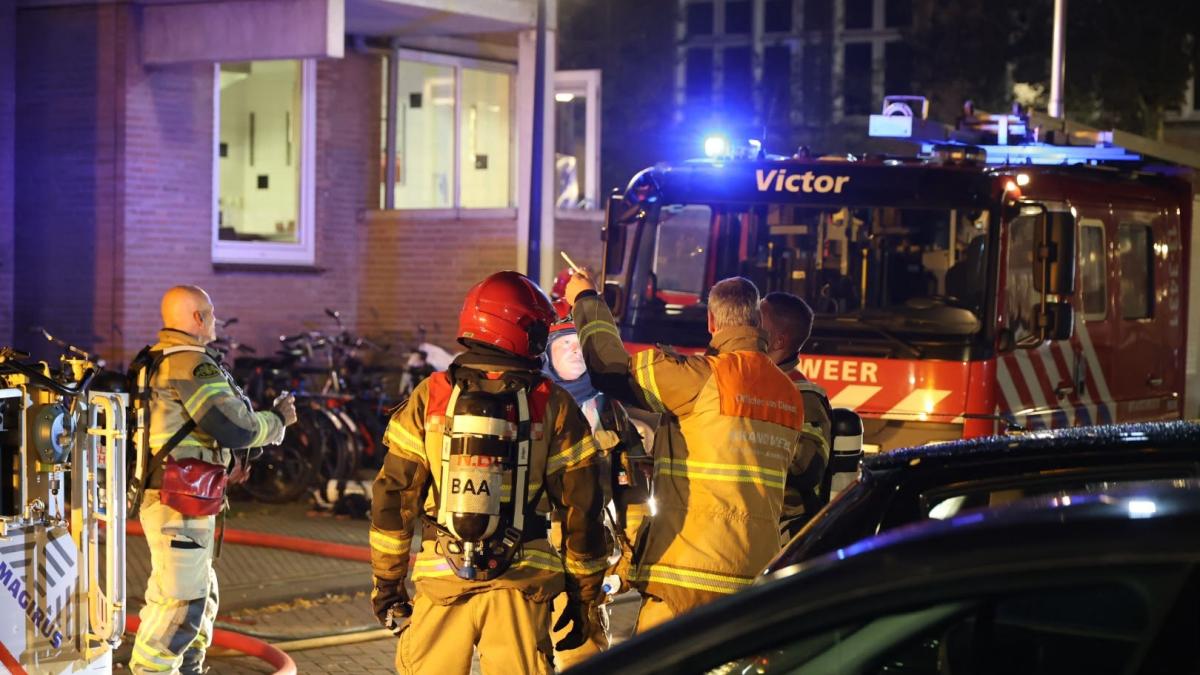 ?? Brand in woning Amsterdam, twee mensen behandeld in ambulance • Chauffeur op Schiphol opgepakt na