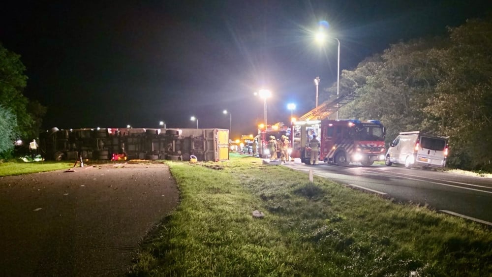 Vrachtwagenchauffeur gewond na ongeluk op N9, verkeer omgeleid
