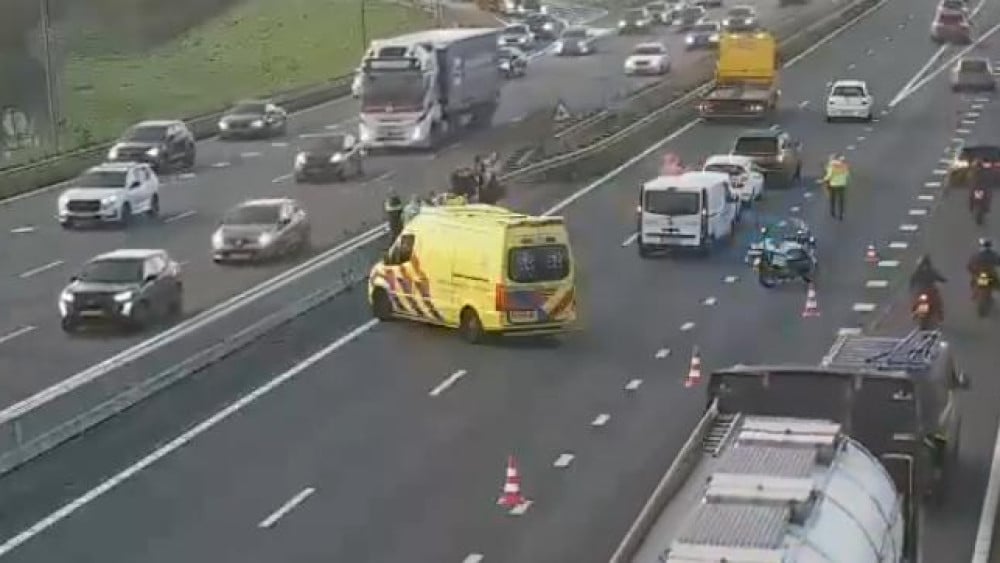 A9 towards Amstelveen completely closed due to accident, six tow trucks deployed