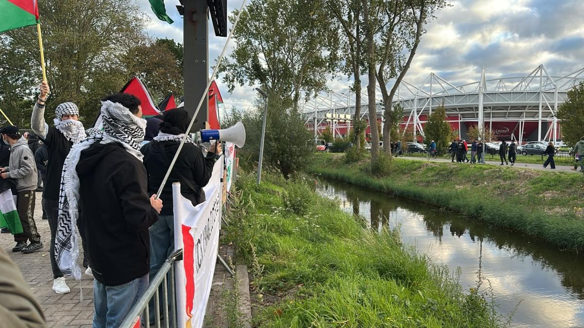 ?? Liveblog: Protestmars en demonstraties bij stadion tegen wedstrijd AZ-Hapoel 'gemoedelijk verlope
